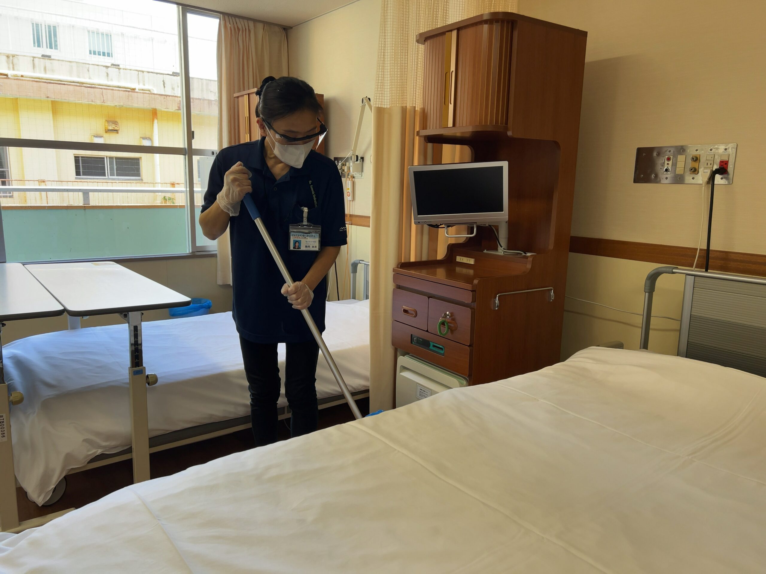 病室を清掃する女性