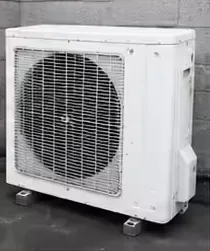 洗浄されて白さが戻ったエアコンの室外機