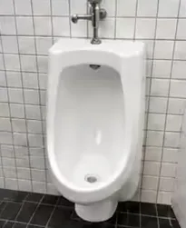 光沢が戻った小便器