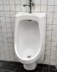 表面がくすみ、汚れが付いた小便器
